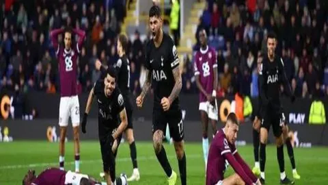 辛纳三盘击败兹维列夫夺澳网男单桂冠，央视新闻客户端实时播报